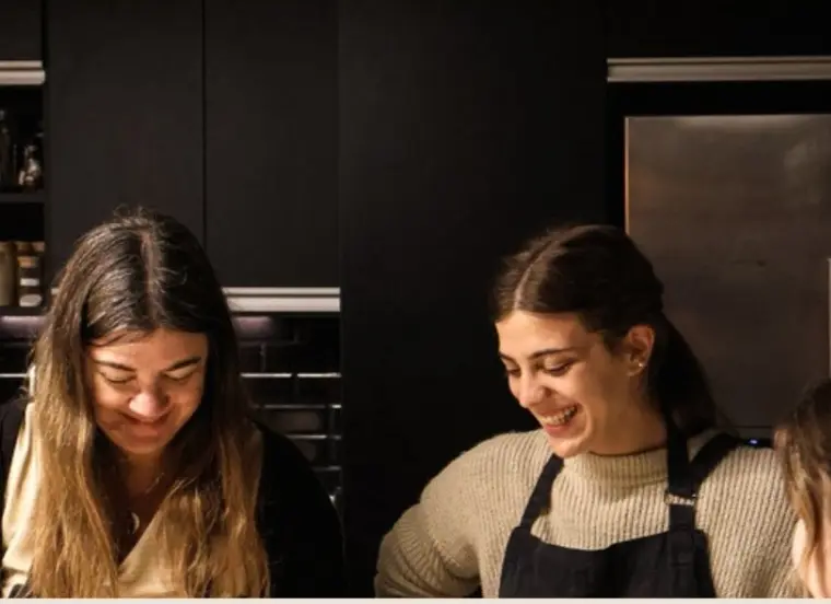 Alumnas sonriendo durante una clase en La Obrería