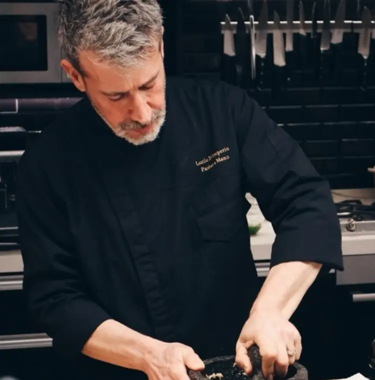 Chef trabajando la masa en La Obrería